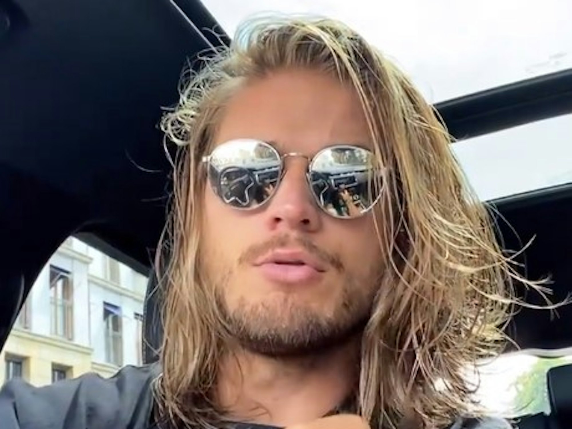 Rúrik Gíslason (33) hat am 15. Juli in seiner Instagram-Story Videos von sich vor, während und nach dem Besuch beim Barber gepostet.
Die Bilder wurden am 16. Juli für die Berichterstattung "Rúrik Gíslason hat den Bart ab" heruntergeladen