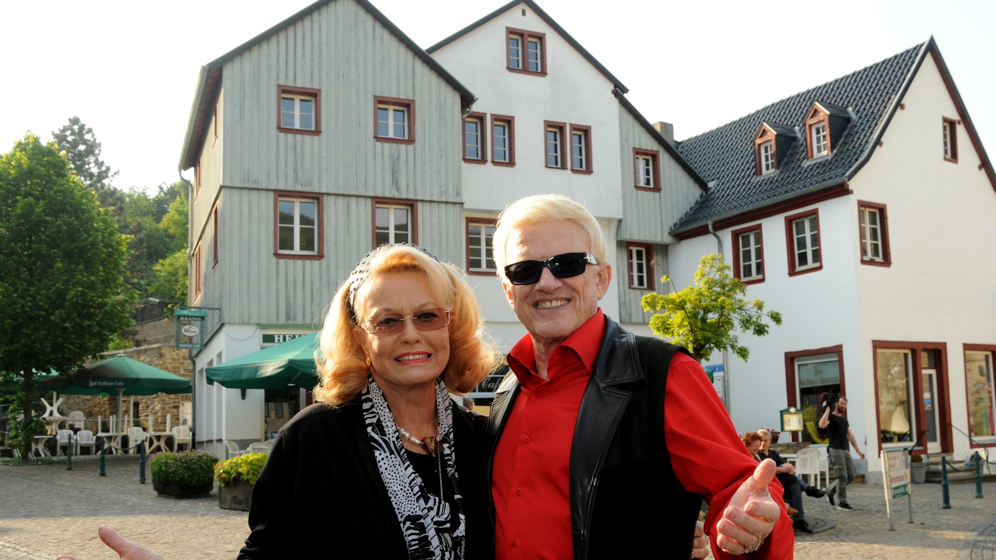 Sänger Heino und seine Frau Hannelore stehen am Mittwoch (30.05.2012) in Bad Münstereifel vor dem legendären Rathaus-Café.