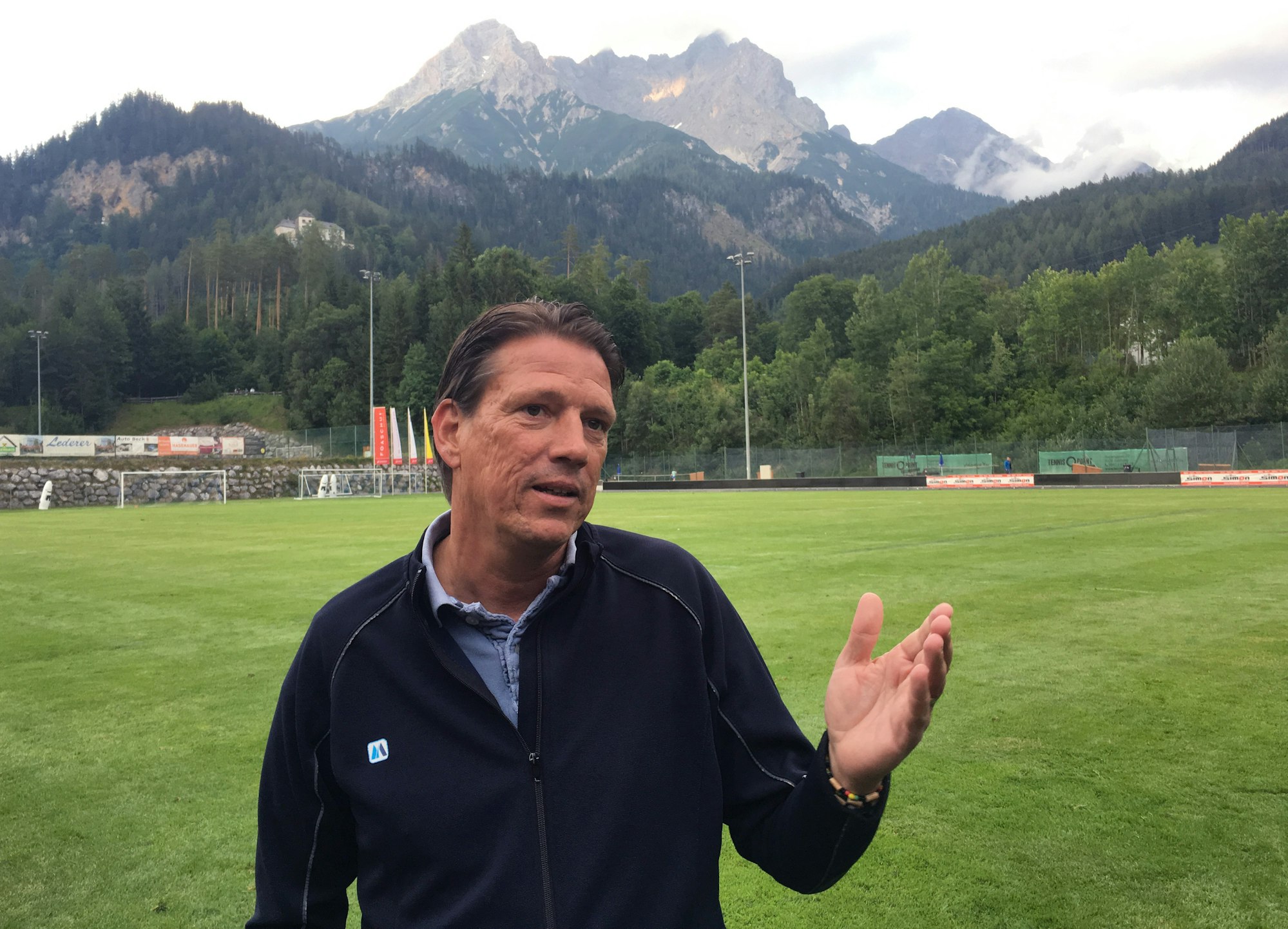 Christian Ziege auf einem Fußballplatz in den Bergen