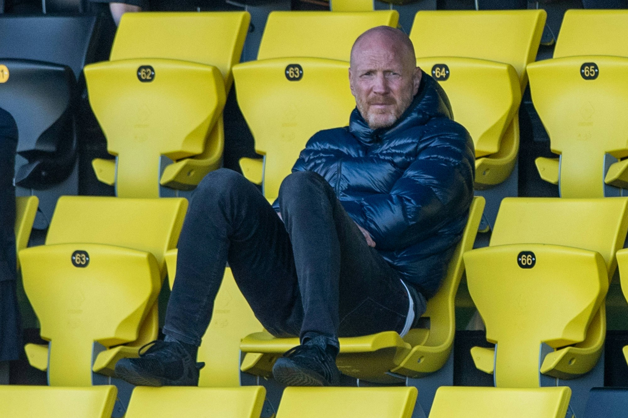 Matthias Sammer sitzt auf der Tribüne