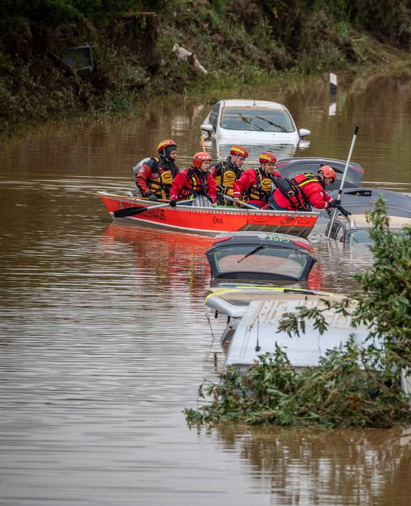 Das Bild vom 16. Juli 2021 zeigt Rettungskräfte auf der Suche nach Überlebenden in Erftstadt. Bei der Flutkatastrophe im Westen Deutschlands waren mehrere Menschen ums Leben gekommen.
