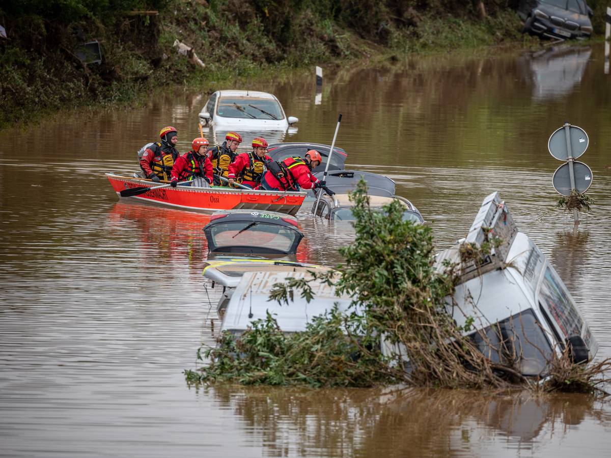 Rettungskräfte fahren durch Erftstadt und suchen nach Menschen.
