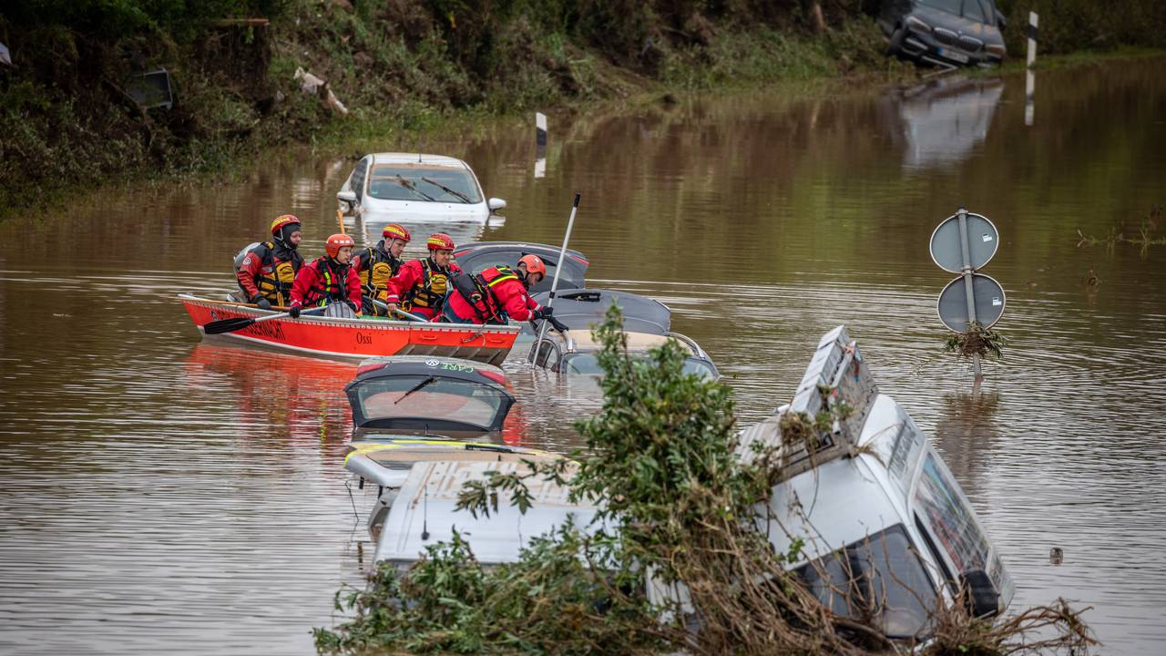 Das Bild vom 16. Juli 2021 zeigt Rettungskräfte auf der Suche nach Überlebenden in Erftstadt. Bei der Flutkatastrophe im Westen Deutschlands waren mehrere Menschen ums Leben gekommen.