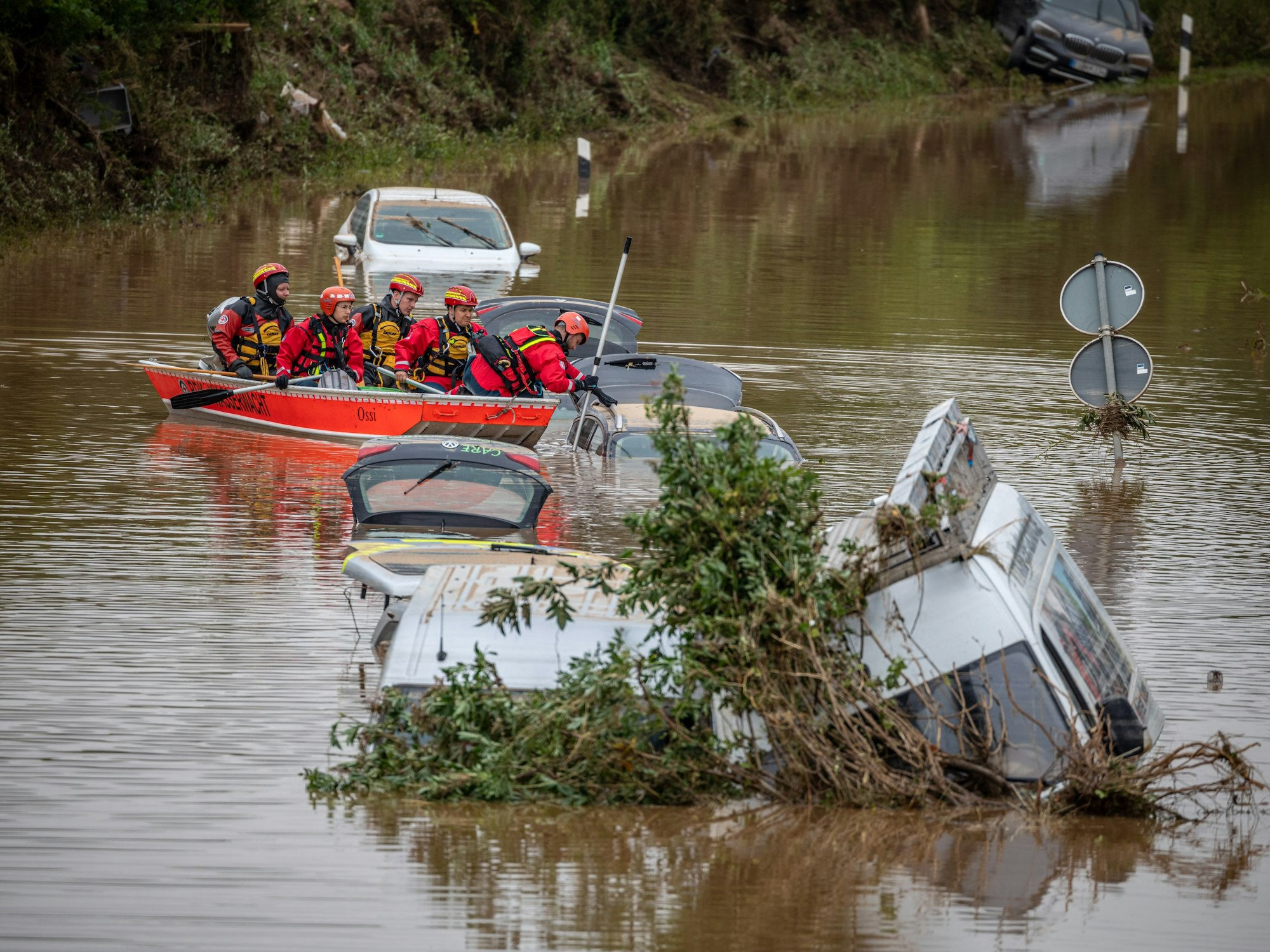 Das Bild vom 16. Juli 2021 zeigt Rettungskräfte auf der Suche nach Überlebenden in Erftstadt. Bei der Flutkatastrophe im Westen Deutschlands waren mehrere Menschen ums Leben gekommen.