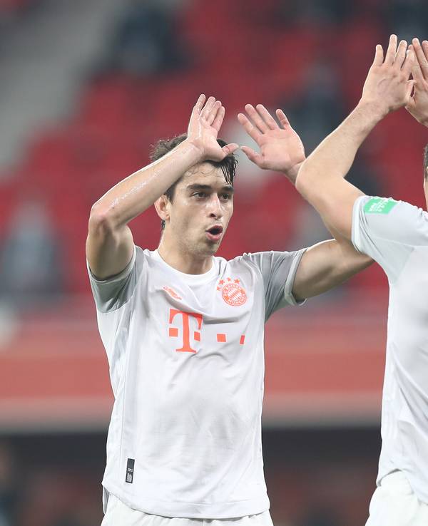 FC Bayern München: Das Foto zeigt Marc Roca und Robert Lewandowski am 8. Februar 2021.