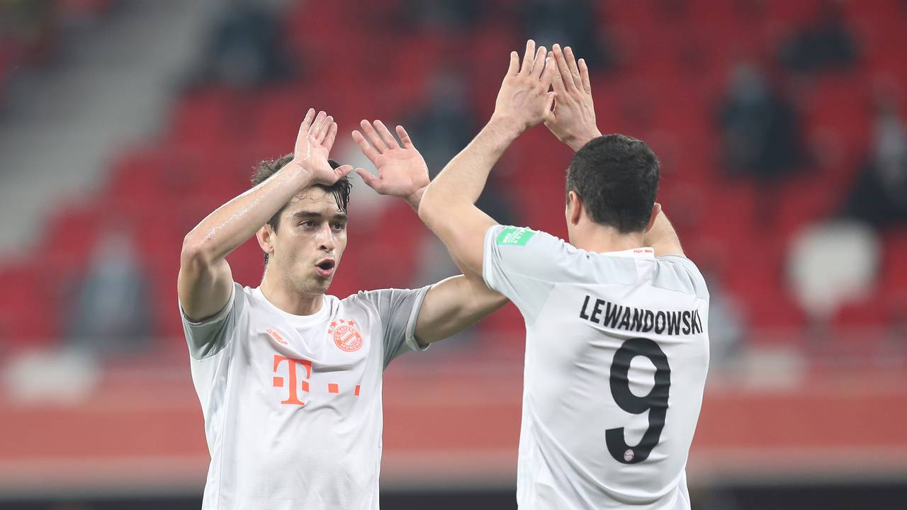 FC Bayern München: Das Foto zeigt Marc Roca und Robert Lewandowski am 8. Februar 2021.