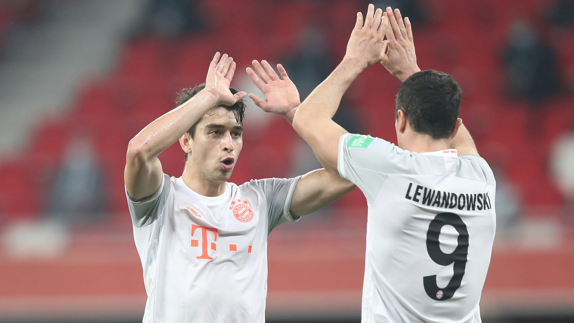 FC Bayern München: Das Foto zeigt Marc Roca und Robert Lewandowski am 8. Februar 2021.