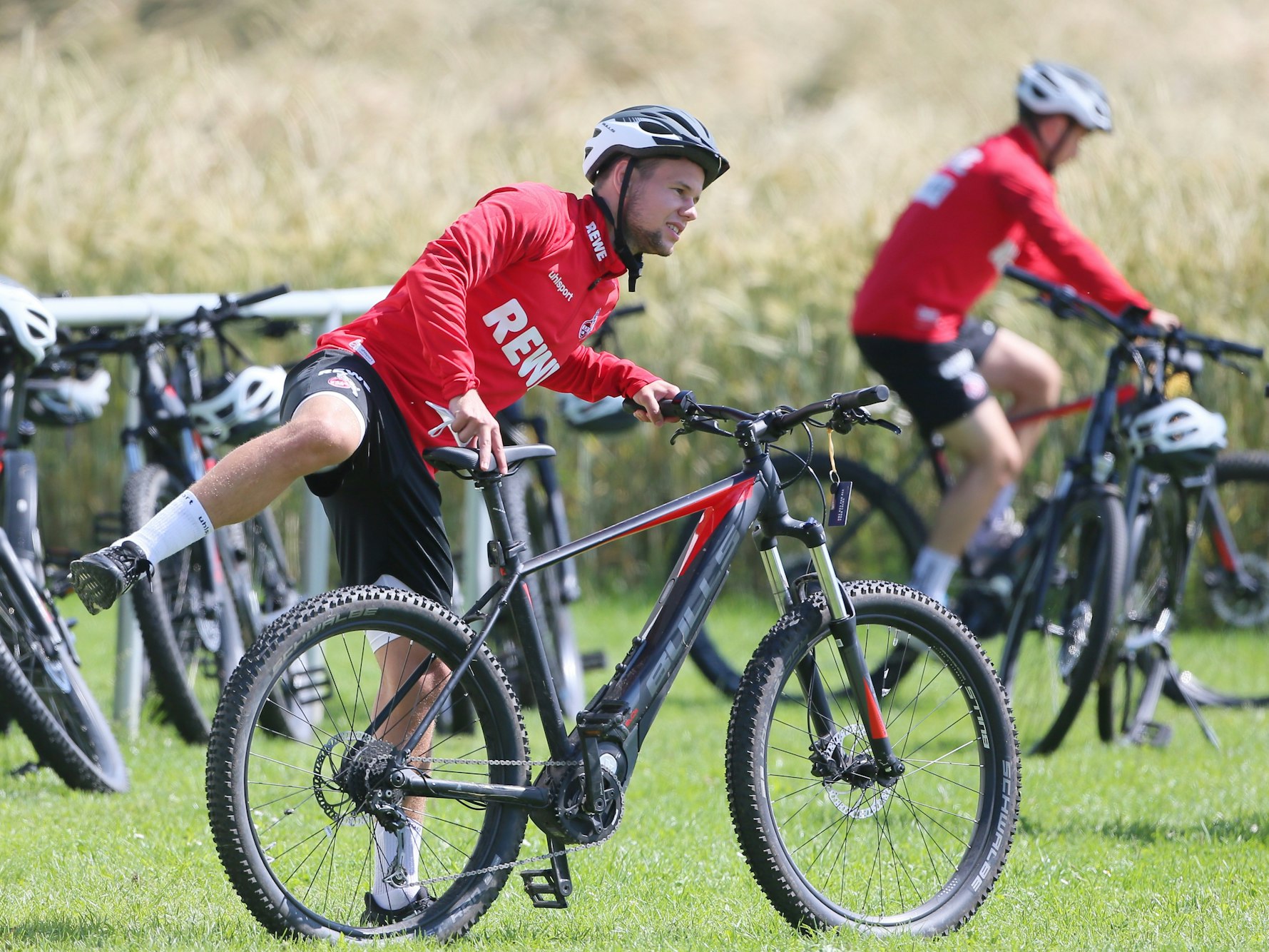 Louis Schaub steigt im Trainingslager des 1. FC Köln aufs Fahrrad.