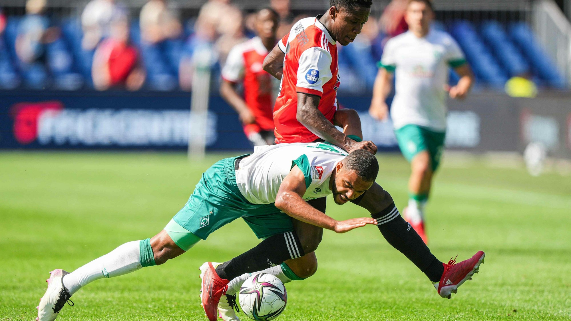 Jean-Manuel Mbom kommt im Testspiel gegen Feyenoord Rotterdam im Zweikampf zu Fall.