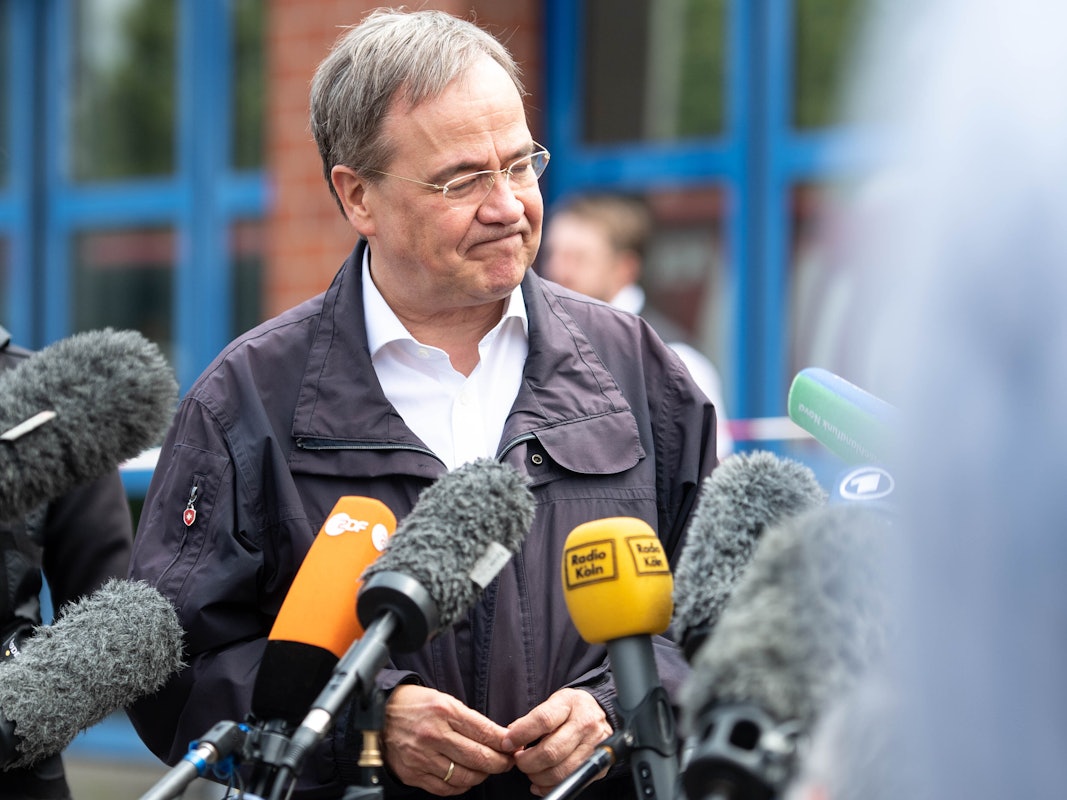 Armin Laschet gibt nach seinem Besuch der Feuerwehrleitzentrale ein Pressestatement.
