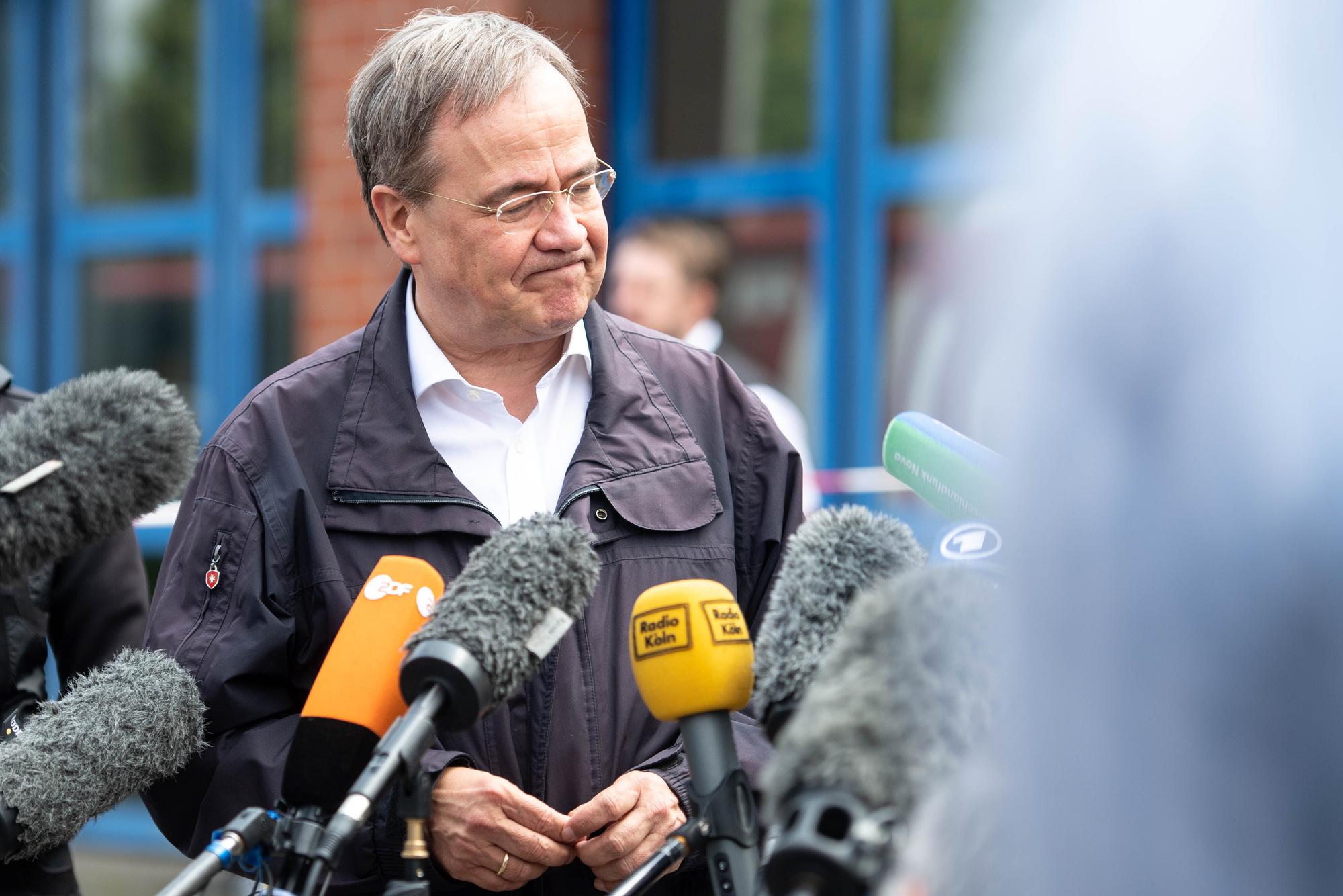 Armin Laschet gibt nach seinem Besuch der Feuerwehrleitzentrale ein Pressestatement.