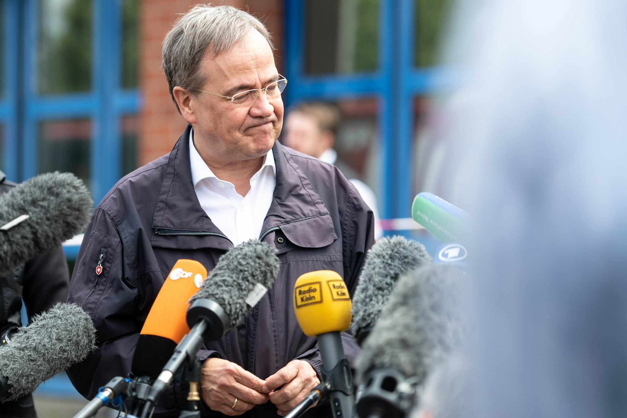 Armin Laschet gibt nach seinem Besuch der Feuerwehrleitzentrale ein Pressestatement.