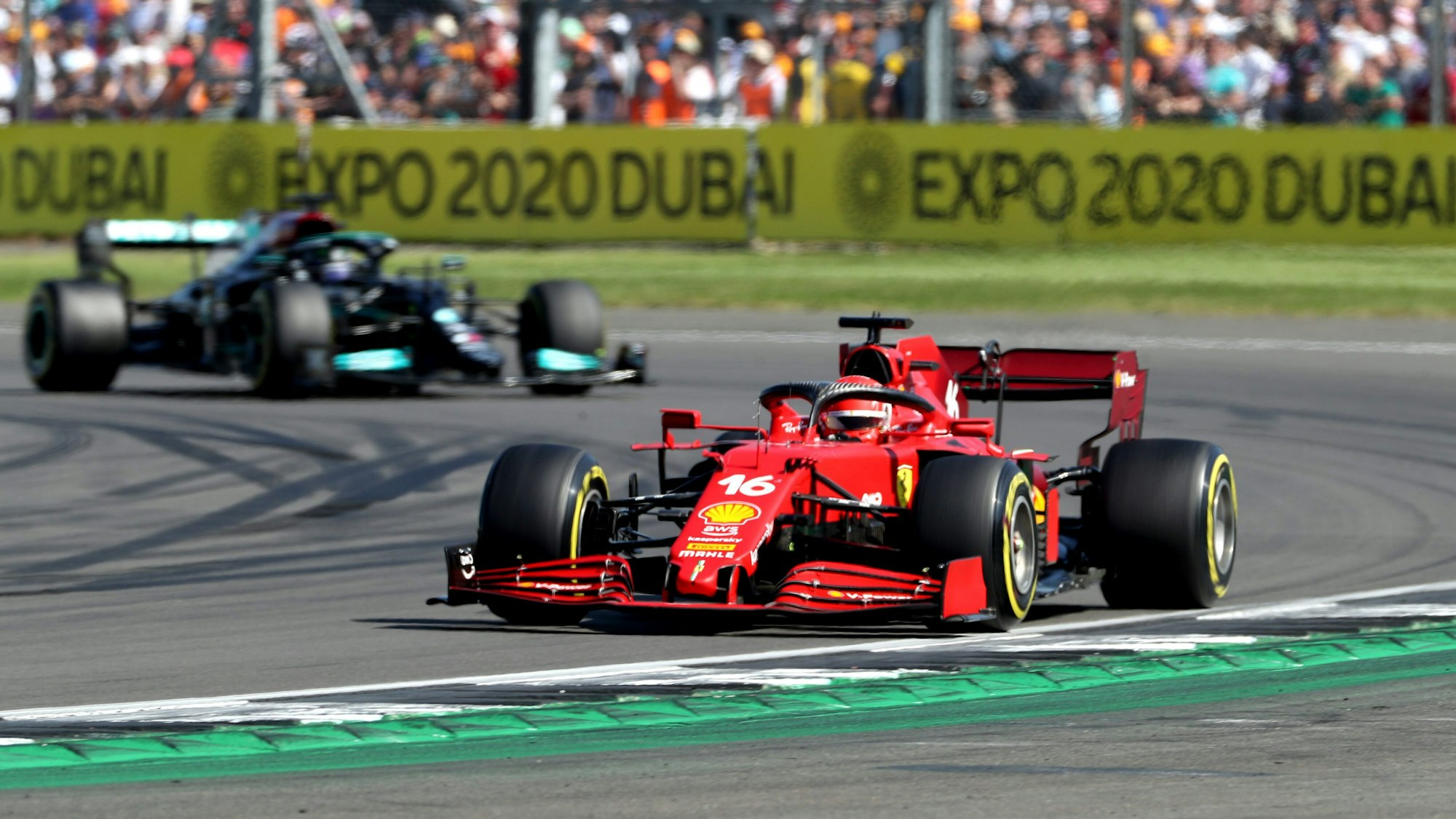 Charles Leclerc fährt vor Lewis Hamilton beim Rennen der Formel 1 in Silverstone.