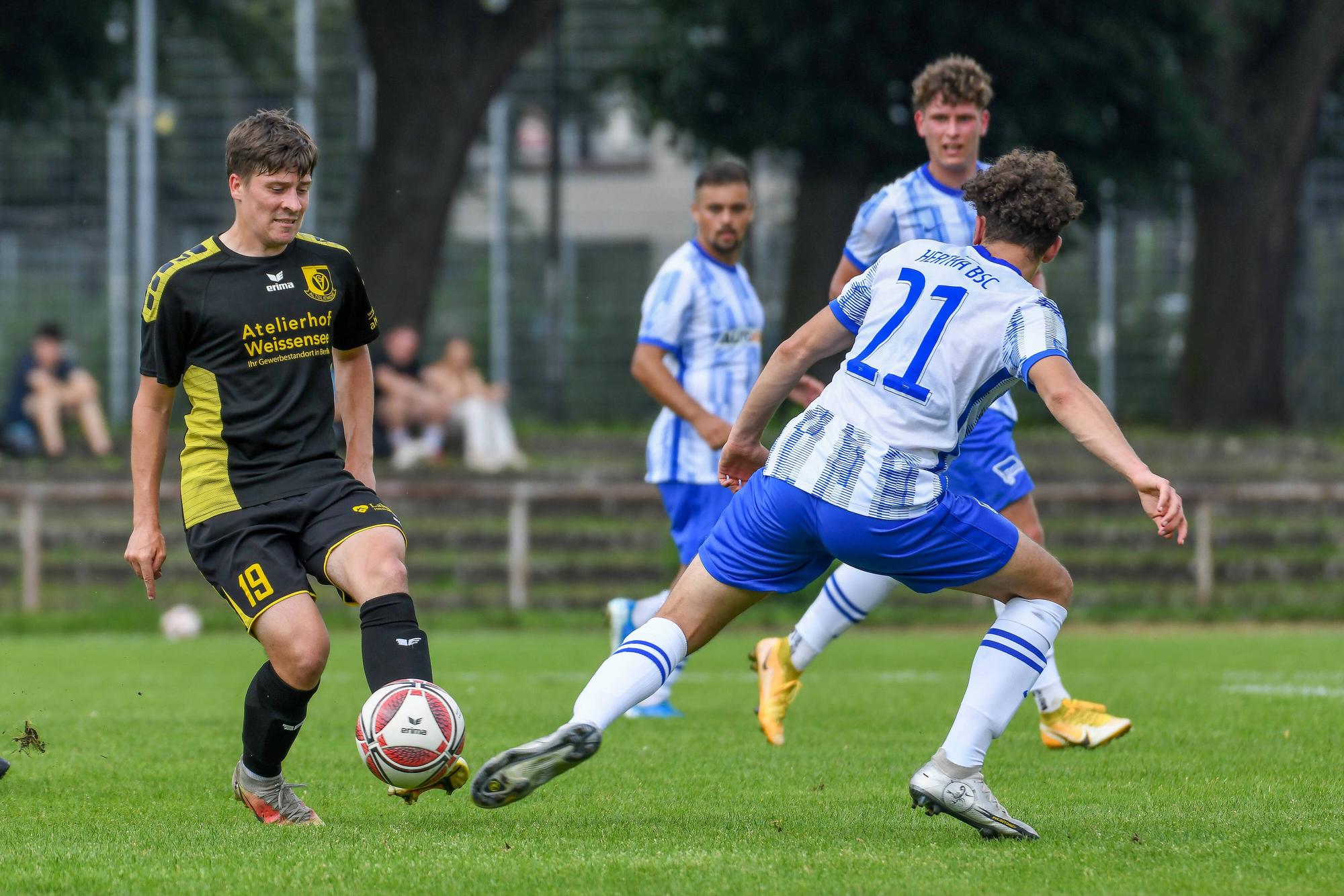Florian Sander von der VSG Altglienicke im Zweimapf mit Ensar Aksakal von Hertha BSC II