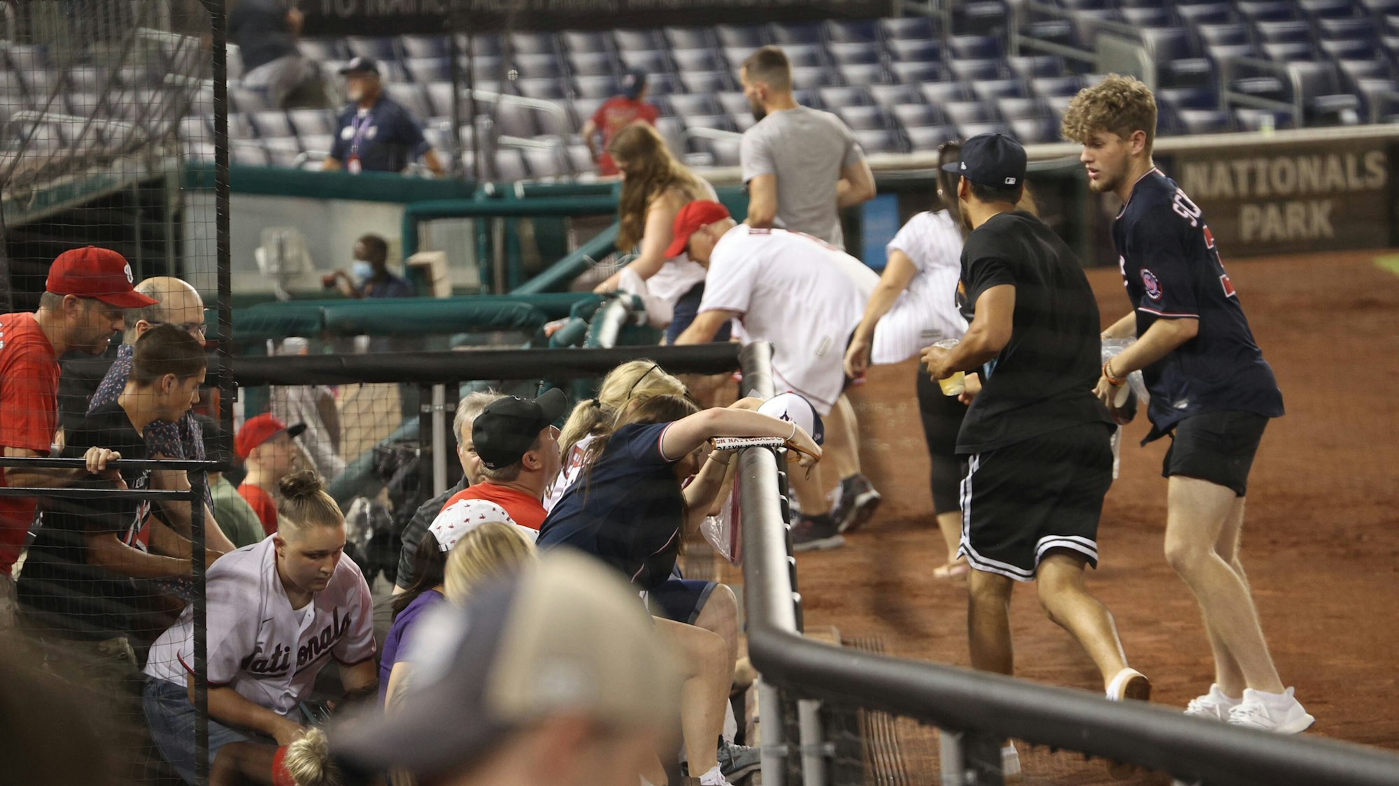 Zuschauer springen über Absperrungen im Stadion der Washington Nationals am 17. Juli 2021.