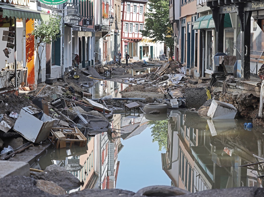 Wasser steht im Ortskern: In Bad Münstereifel hat die über die Ufer getretene Erft erhebliche Schäden angerichtet.