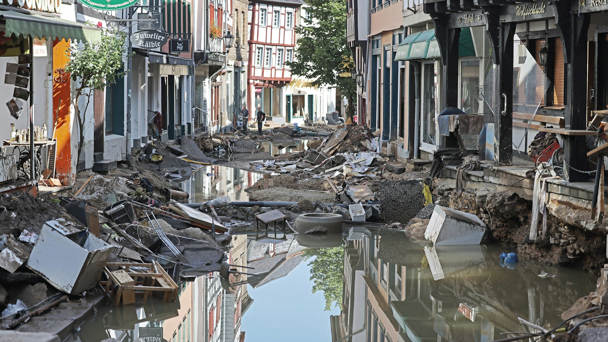 Wasser steht im Ortskern: In Bad Münstereifel hat die über die Ufer getretene Erft erhebliche Schäden angerichtet.
