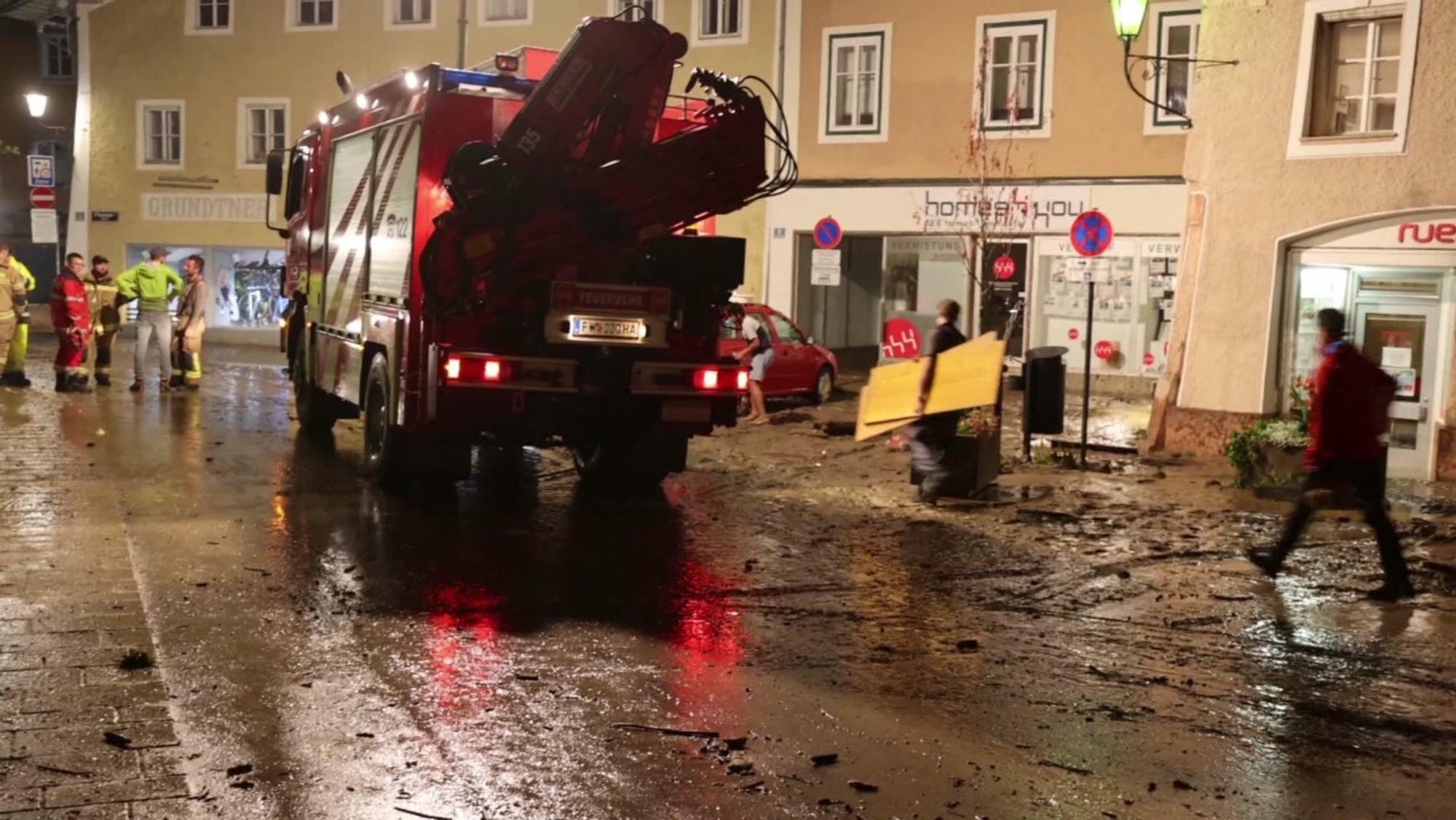 Unwetter Österreich: Nächtliche Aufräumarbeiten auf einer vom Hochwasser betroffenen Straße in der Altstadt von Hallein bei Salzburg.