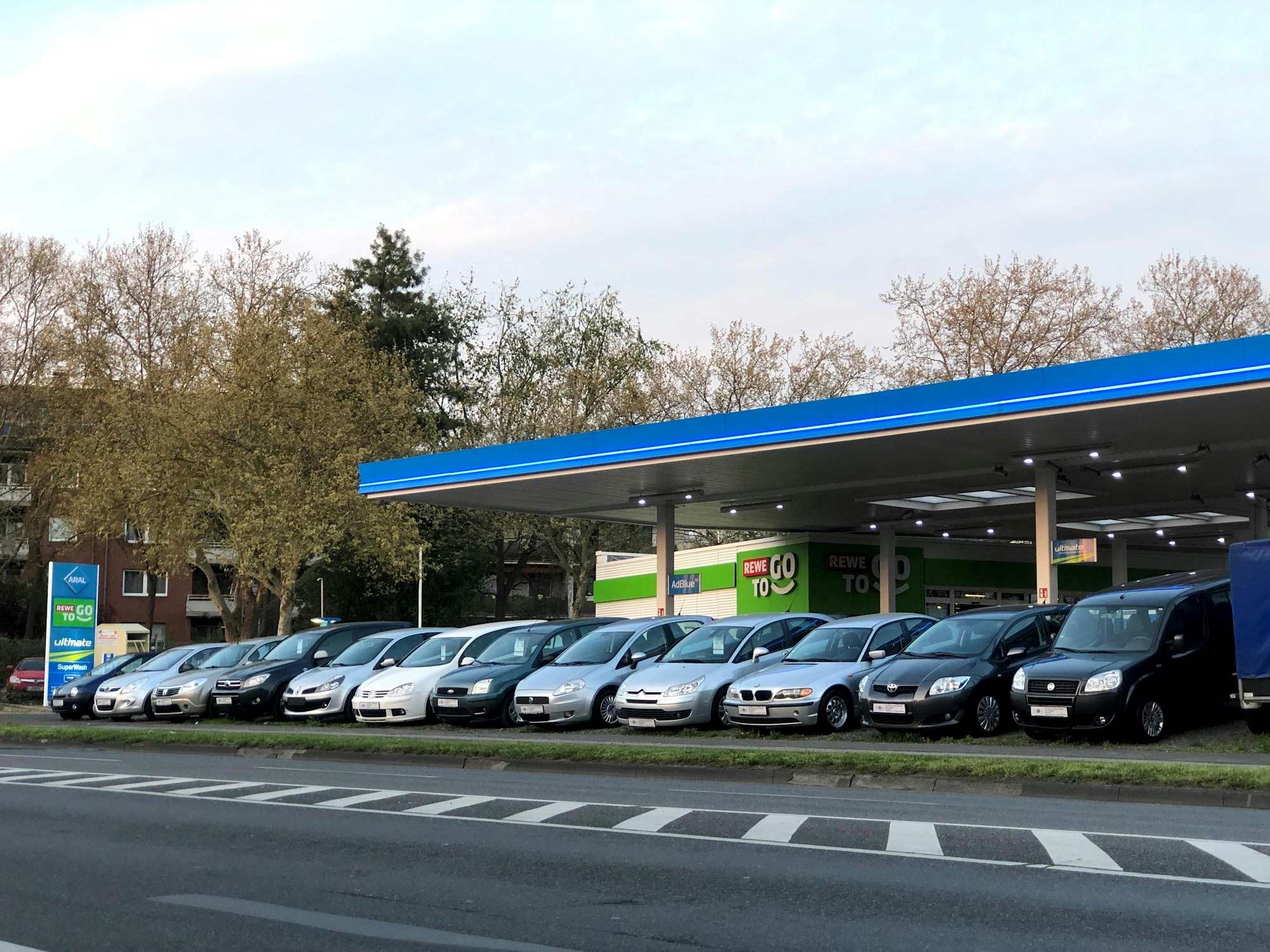 Der Mr. Mo Autohandel in Humboldt-Gremberg.