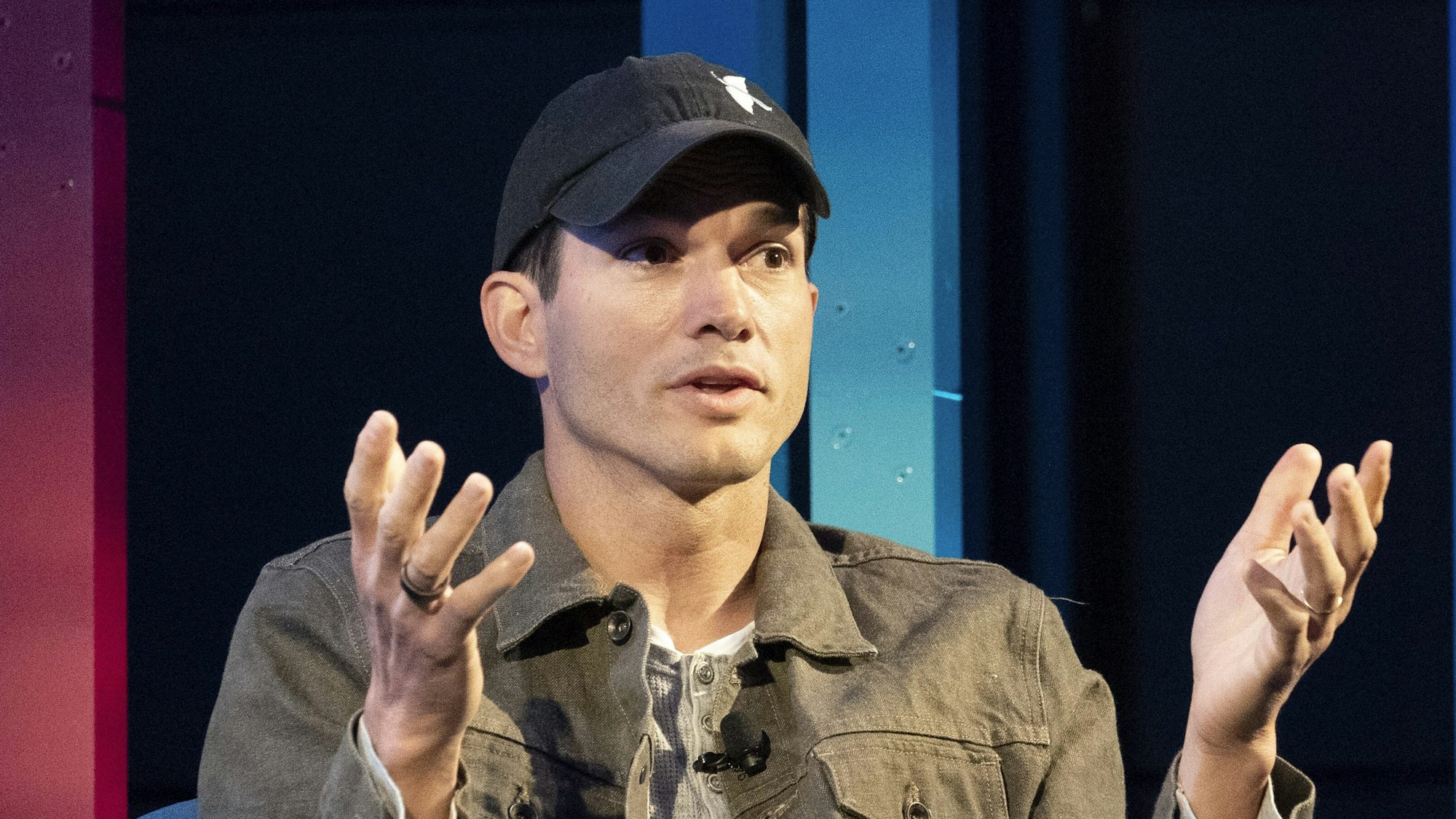 Ashton Kutcher spricht in einer US-Talkshow am 14. Juli 2021.