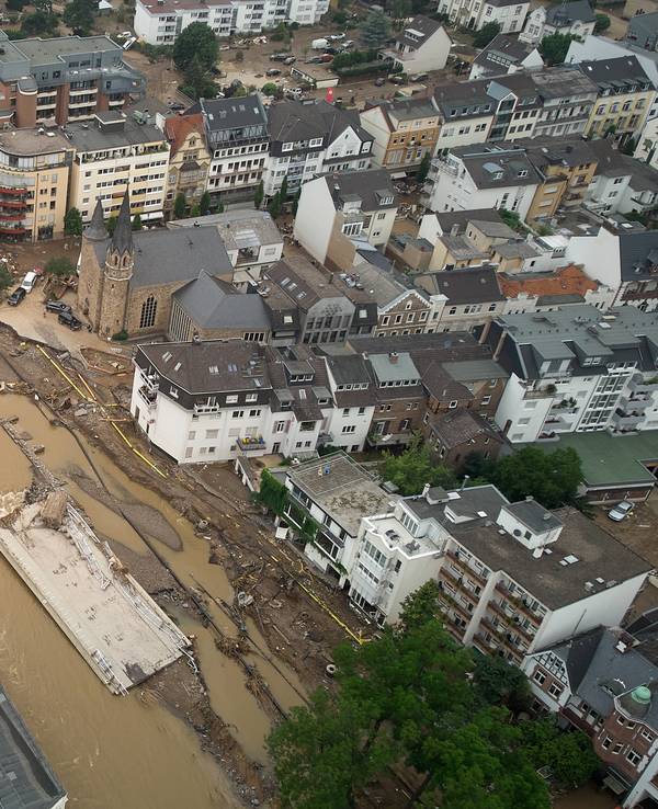Eine Brücke, die auf Höhe des Kurhauses die Ahr überquerte, liegt jetzt mitten im Fluss.