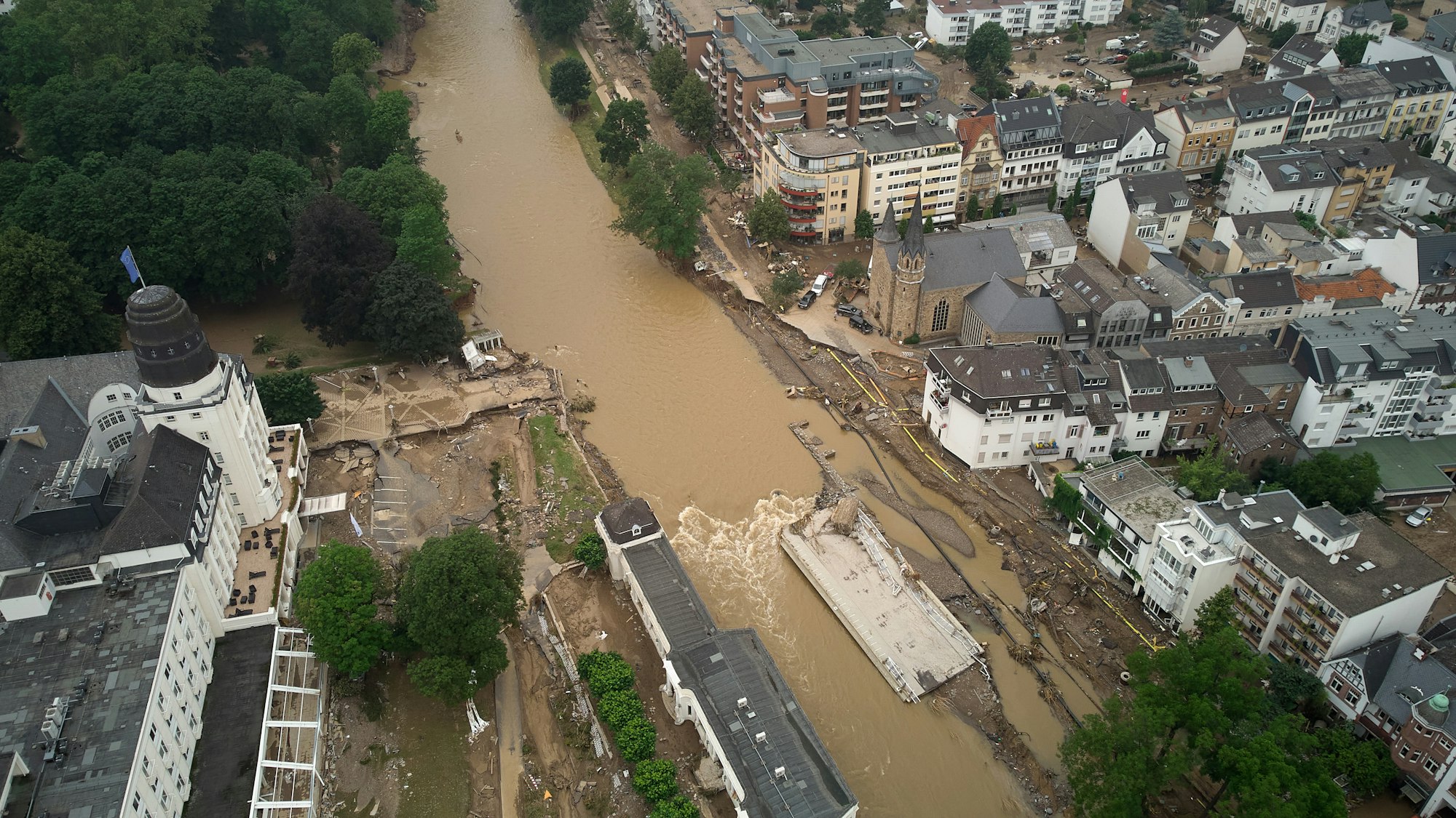 Eine Brücke, die auf Höhe des Kurhauses die Ahr überquerte, liegt jetzt mitten im Fluss.
