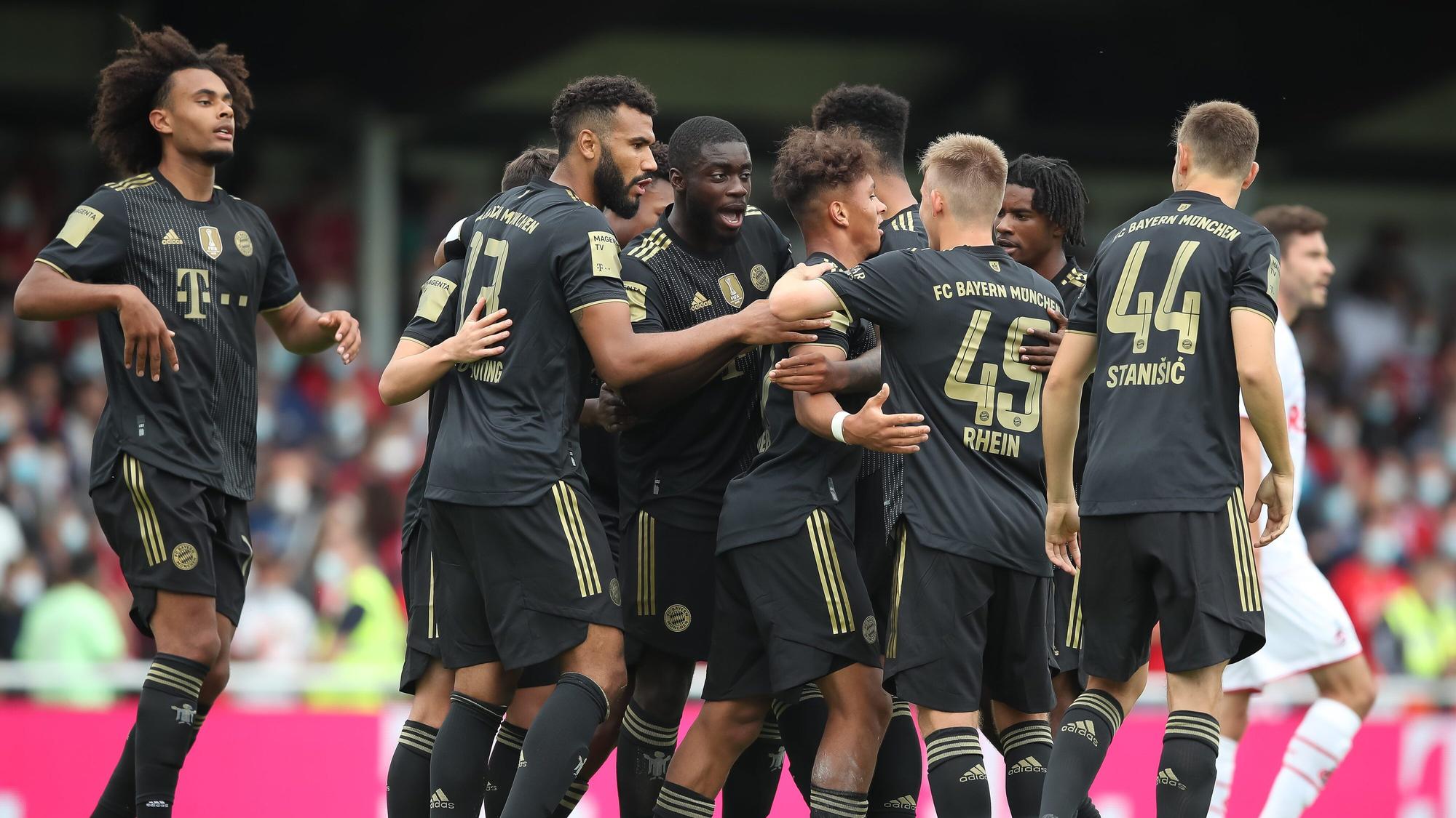 Die Spieler von Bayern München bejubeln ein Tor im Testspiel gegen den 1. FC Köln.
