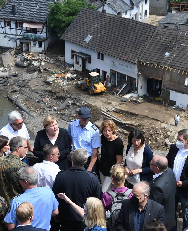 Bundeskanzlerin Angela Merkel (3.v.l.) und die rheinland-pfälzische Ministerpräsidentin Malu Dreyer (5.v.l.,SPD) stehen während ihres Besuchs in den vom Hochwasser betroffenen Gebieten auf einer Brücke.