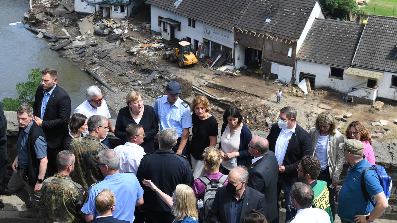 Bundeskanzlerin Angela Merkel (3.v.l.) und die rheinland-pfälzische Ministerpräsidentin Malu Dreyer (5.v.l.,SPD) stehen während ihres Besuchs in den vom Hochwasser betroffenen Gebieten auf einer Brücke.