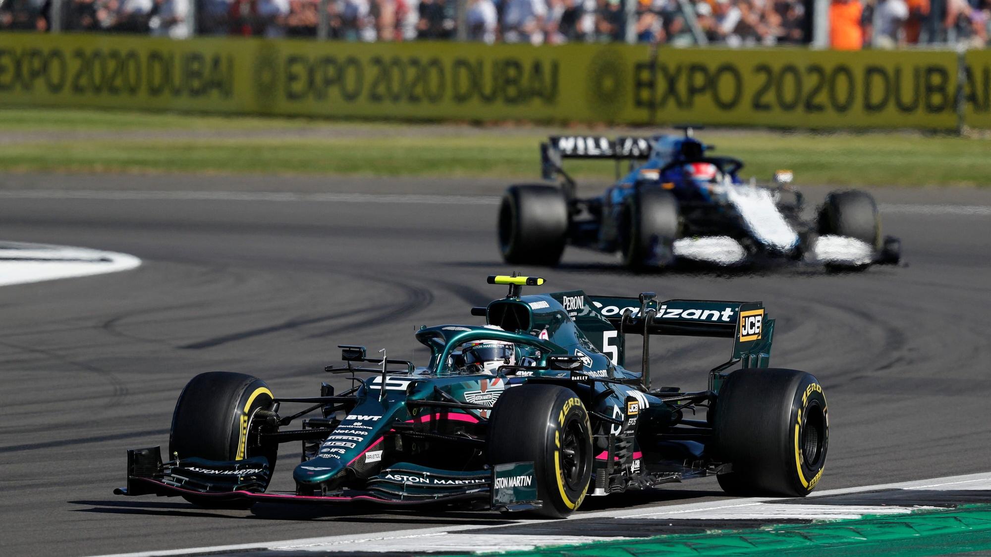 Sebastian Vettel fährt im Aston Martin beim Rennen der Formel 1 über die Rennstrecke in Silverstone.