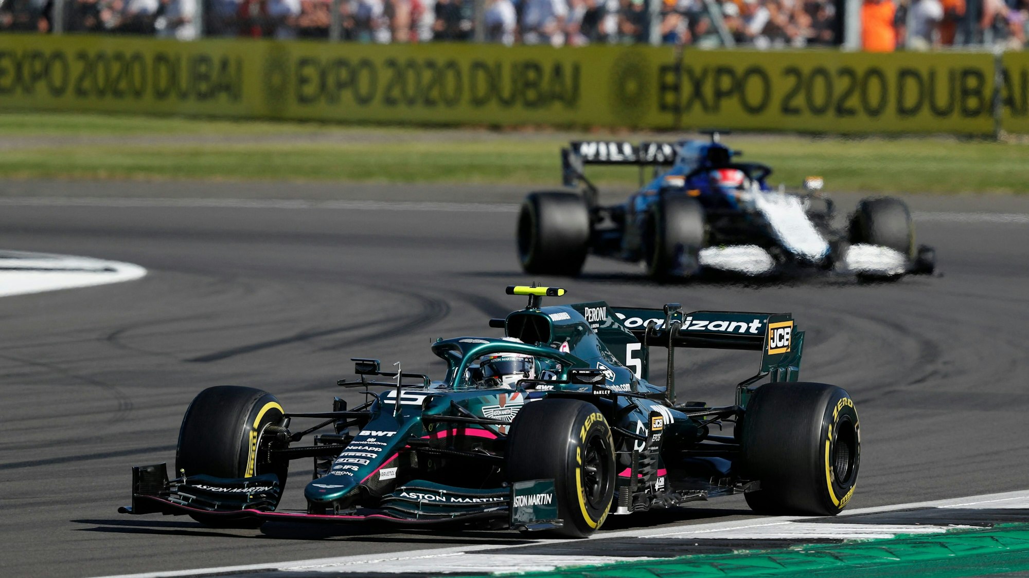 Sebastian Vettel fährt im Aston Martin beim Rennen der Formel 1 über die Rennstrecke in Silverstone.