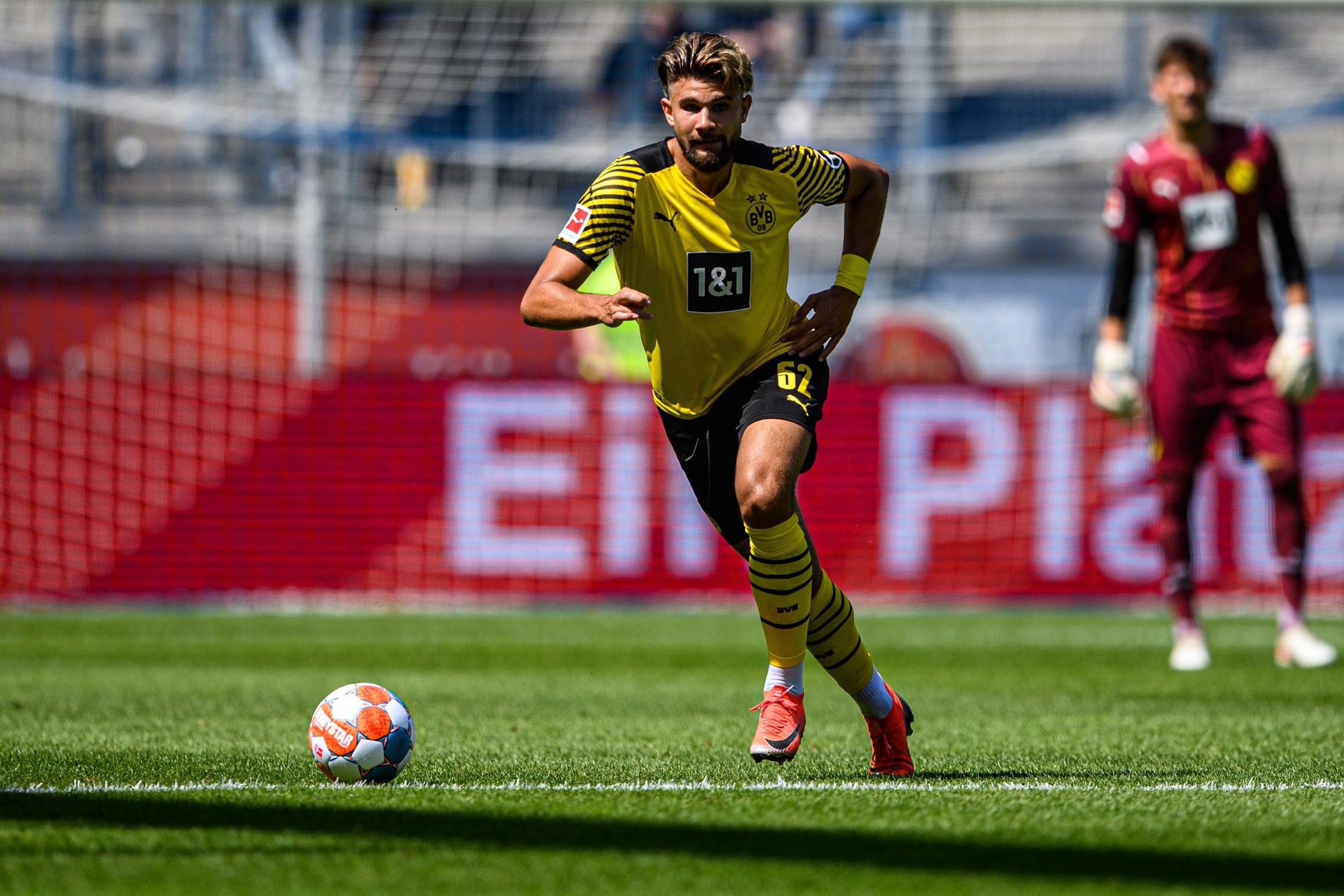 Antonios Papadopoulos am Ball beim Testspiel gegen den VfL Bochum.