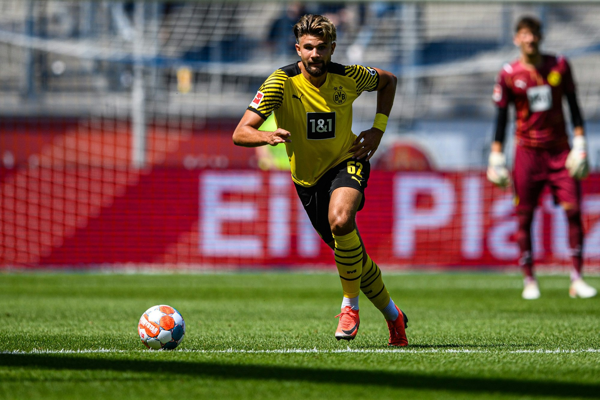 Antonios Papadopoulos am Ball beim Testspiel gegen den VfL Bochum.