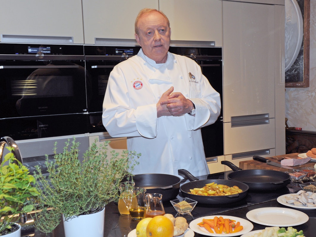 Sternekoch Alfons Schuhbeck kocht 2019 während eines Pressetermins für die neuen Folgen "Schuhbecks Küchenkabarett" in seiner Kochschule.
