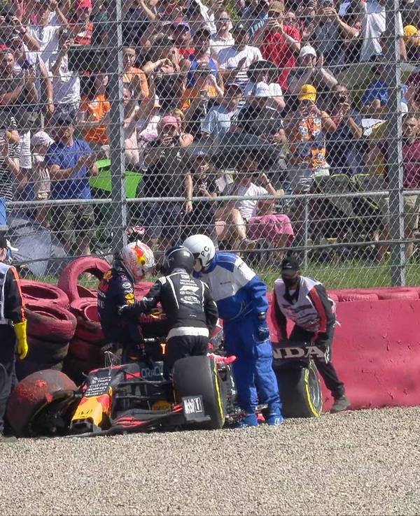Max Verstappen steigt nach dem Crash mit Lewis Hamilton in Silverstone aus seinem Red Bull.