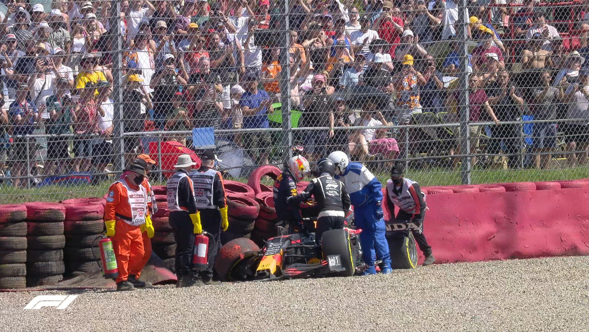 Max Verstappen steigt nach dem Crash mit Lewis Hamilton in Silverstone aus seinem Red Bull.