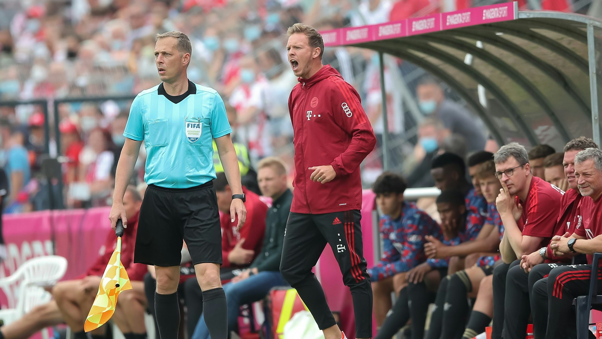 Julian Nagelsmann schreit im Testspiel von Bayern München aus der Coaching-Zone auf den Platz.