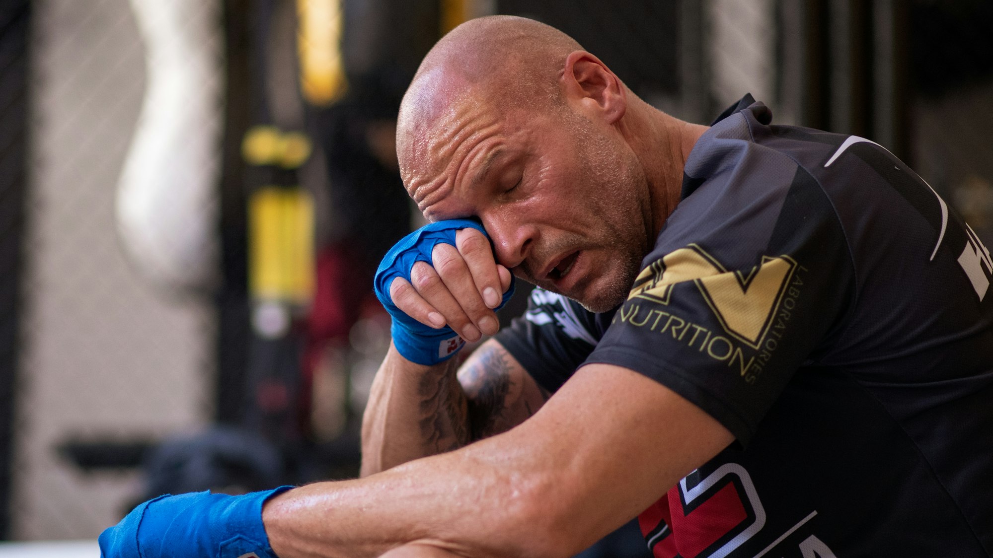 Der ehemalige Bundesliga-Fußballer Thorsten Legat sitzt 2018 nach einem Trainingskampf erschöpft auf dem Boden. Am 16. Juli 2021 hatte er sich bei den Proben für eine RTL-Show verletzt.