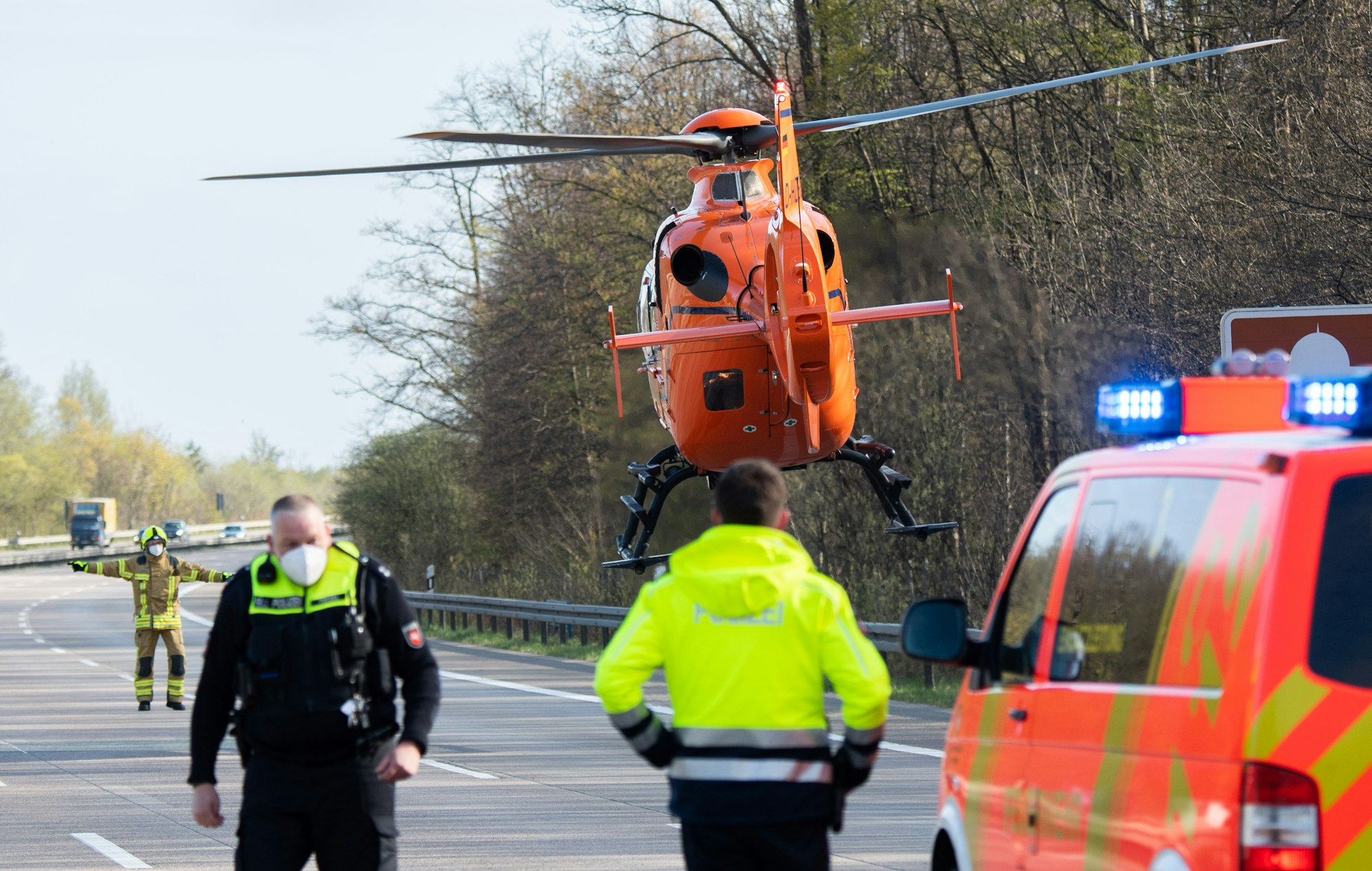Der Rettungshubschrauber Christoph 4 startet nach einem Unfall auf der Autobahn A7.