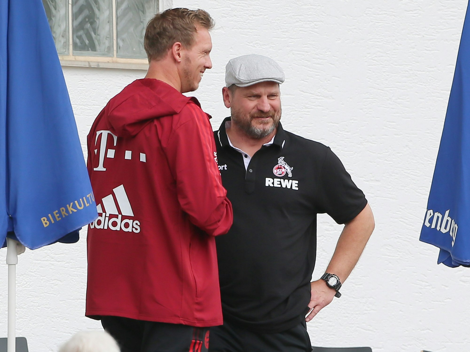 Steffen Baumgart spricht mit Julian Nagelsmann.