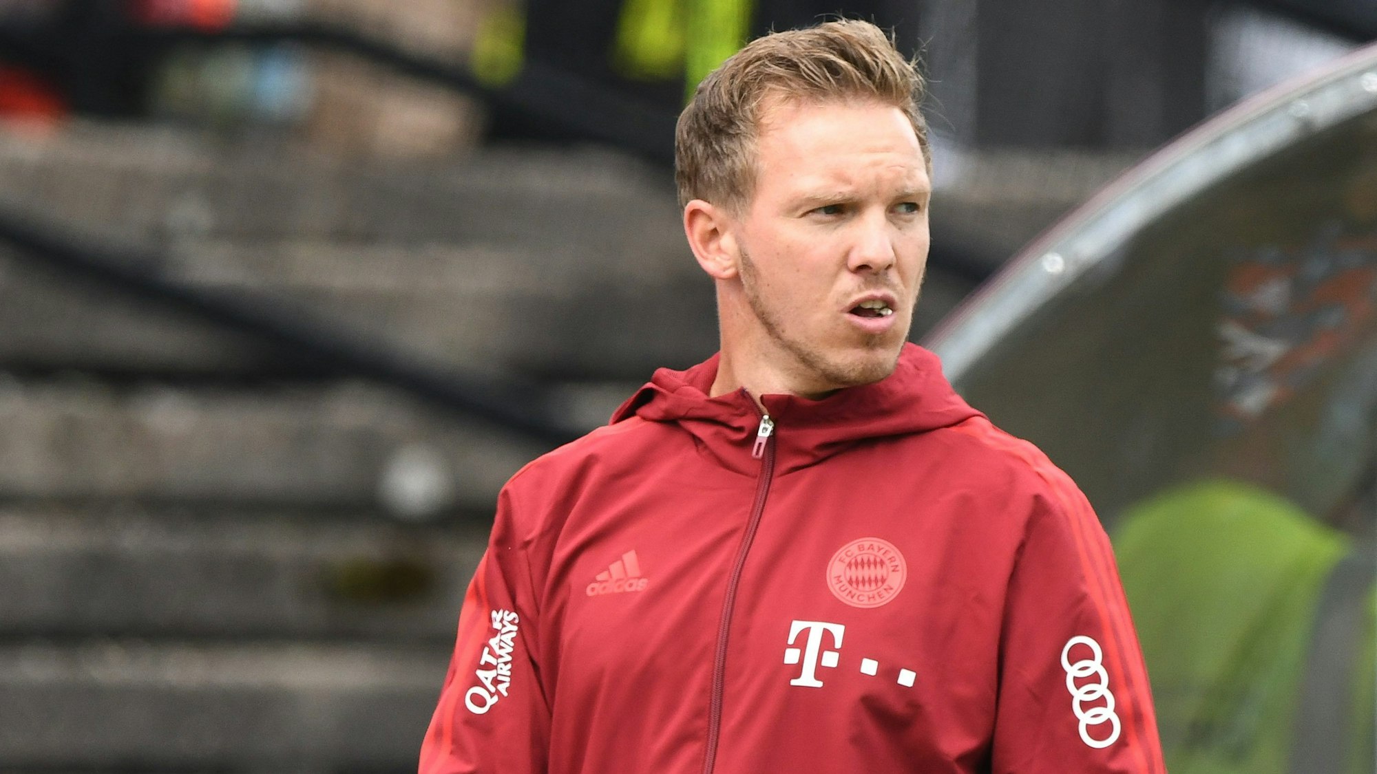 Bayern-Trainer Julian Nagelsmann mit nachdenklicher Miene beim Testspiel gegen den 1. FC Köln.