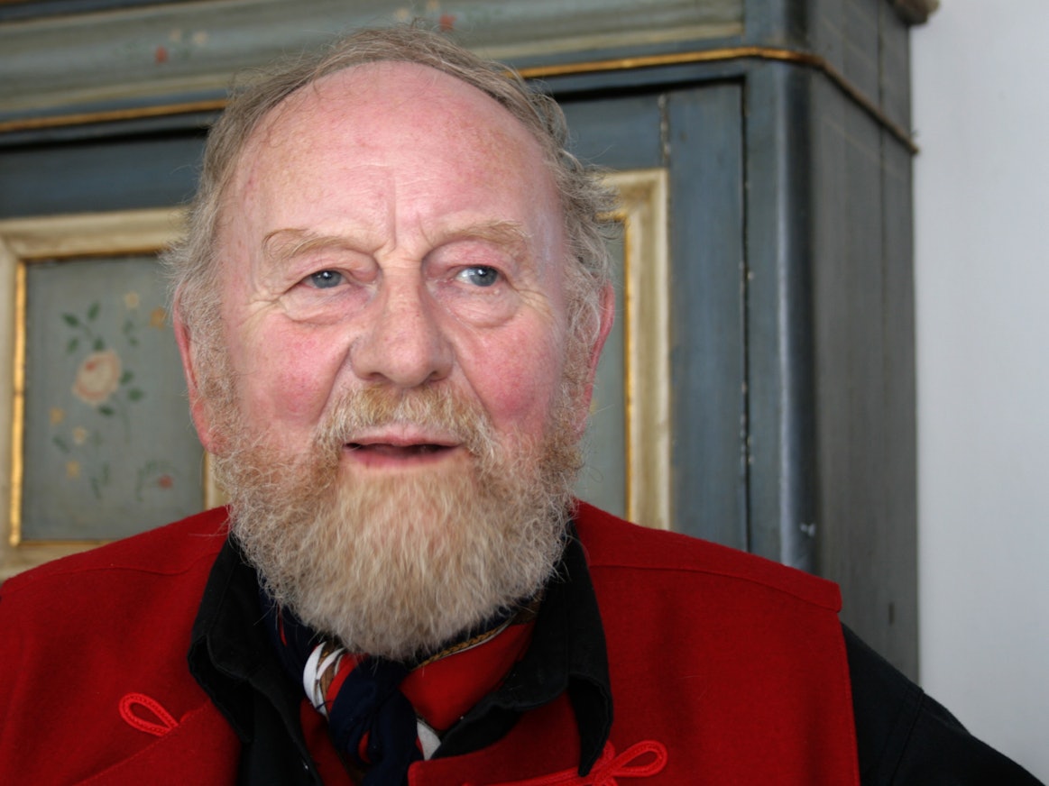 Der dänische Karikaturist Kurt Westergaard sitzt 2015 in seinem Wohnzimmer in Viby, Dänemark.