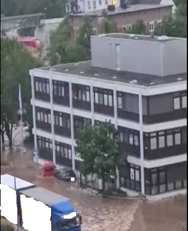 Lkw rast in Gerolstein durch das Hochwasser und sorgt für Flutwelle. Foto von der Polizei in Rheinland-Pfalz, honorarfrei