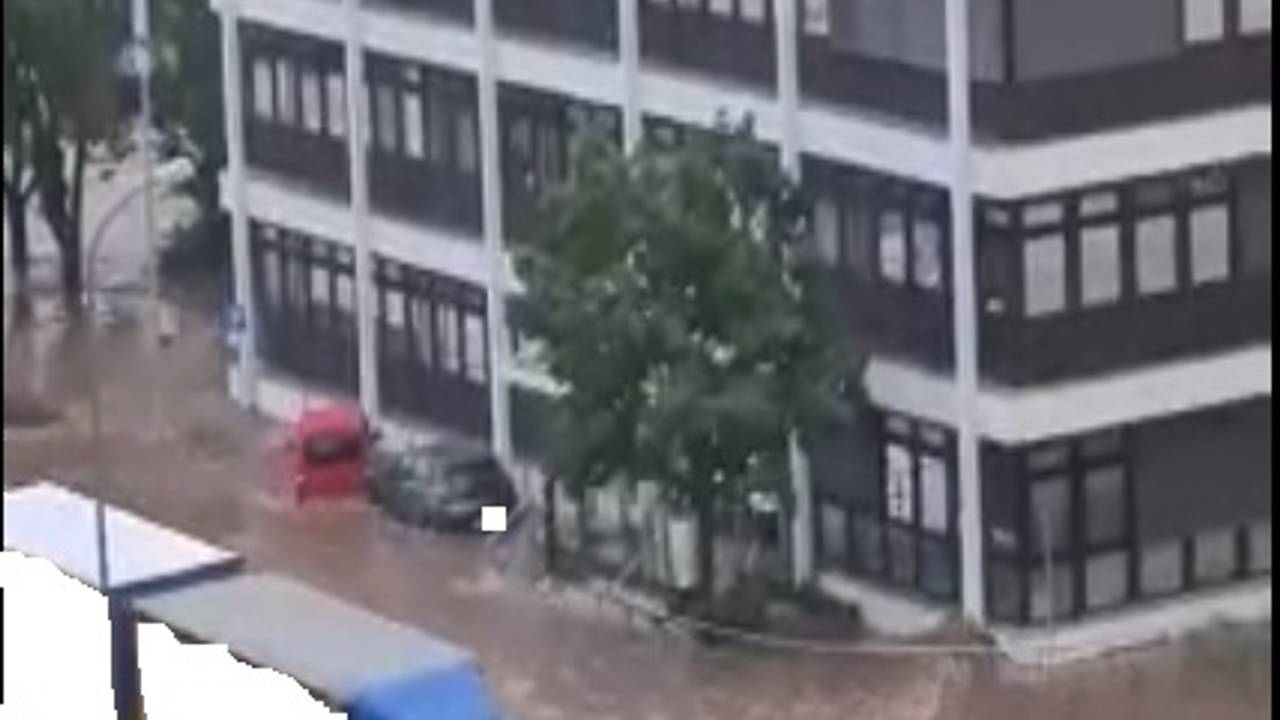 Lkw rast in Gerolstein durch das Hochwasser und sorgt für Flutwelle. Foto von der Polizei in Rheinland-Pfalz, honorarfrei