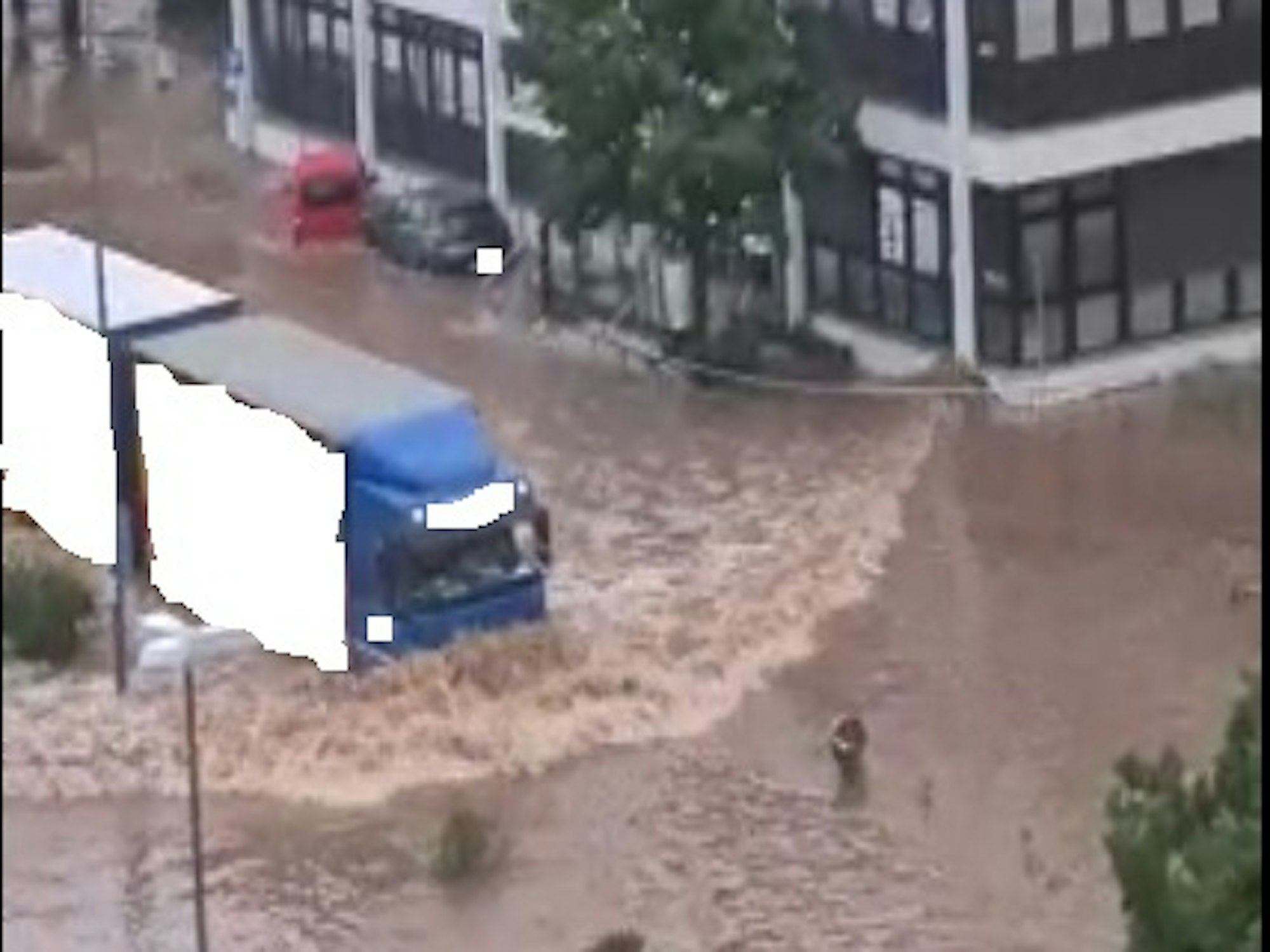 Lkw rast in Gerolstein durch das Hochwasser und sorgt für Flutwelle. Foto von der Polizei in Rheinland-Pfalz, honorarfrei