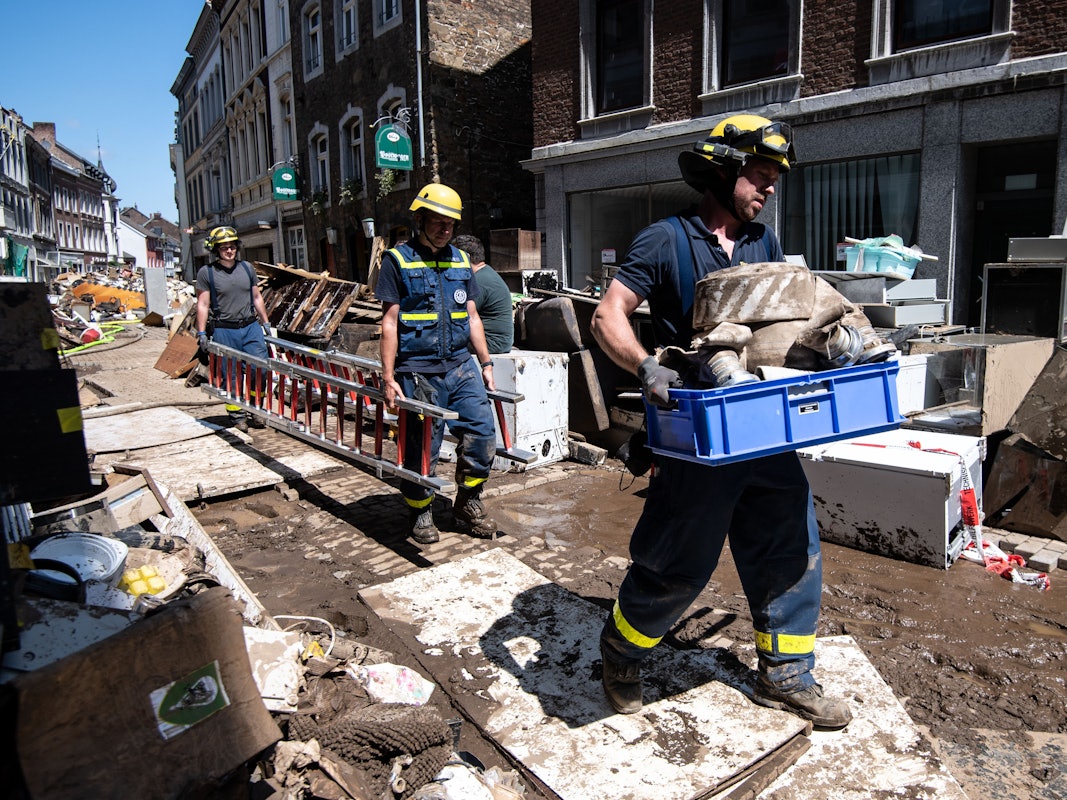 Helfer des Technischen Hilfswerks (THW) sind am 19. Juli 2021 in Stolberg bei Aachen im Einsatz.