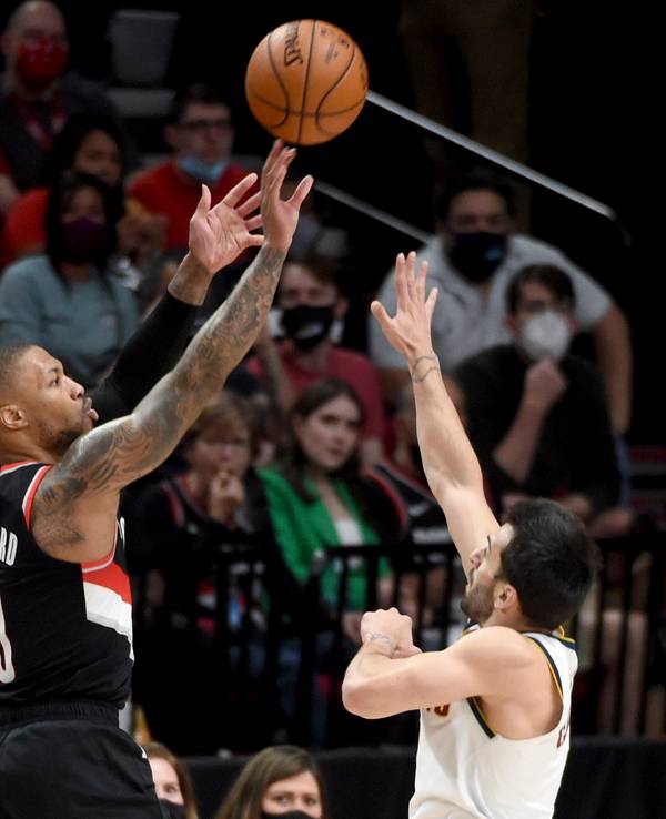 Portlands Damian Lillard beim Wurf über einen Verteidiger