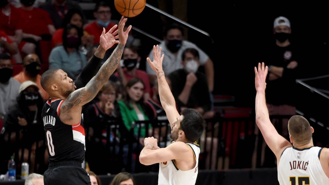 Portlands Damian Lillard beim Wurf über einen Verteidiger