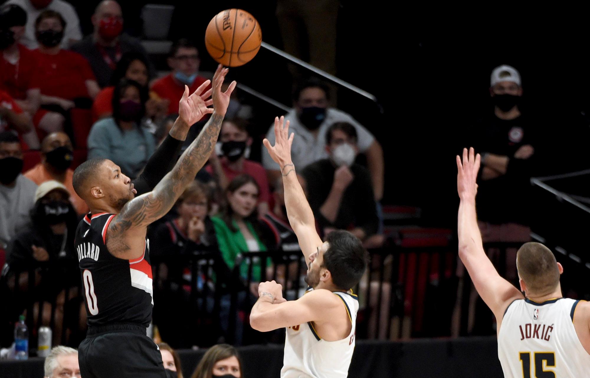 Portlands Damian Lillard beim Wurf über einen Verteidiger
