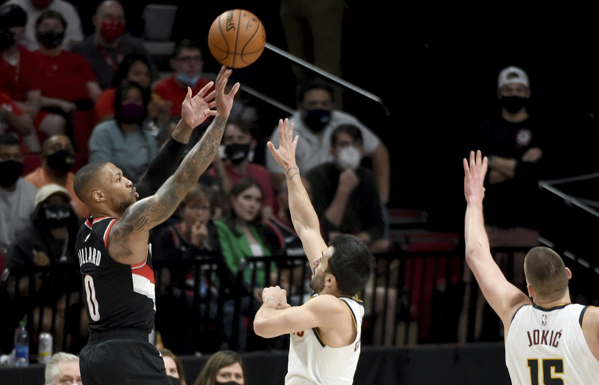 Portlands Damian Lillard beim Wurf über einen Verteidiger
